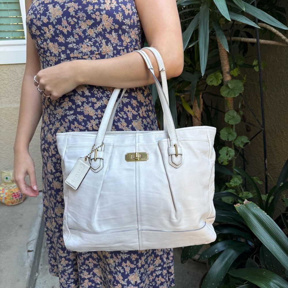 Vintage White Coach Hampton Leather Super Large Tote Bag with Torn Lock - Picture 4 of 16